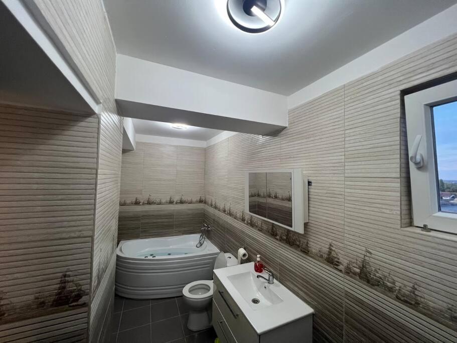 Lovely Flat With Bathtub 5 Mins From Center Craiova Exterior photo